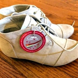 BRAND NEW Mia Amore Cream Ankle Suede Boots